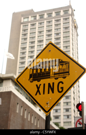 Funivia segno di attraversamento su Powell Street di San Francisco con la San Francisco Fairmont in background Foto Stock