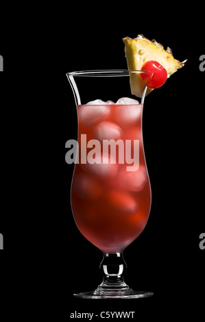 Il Singapore Sling sul nero in una splendida long drink bicchiere Foto Stock