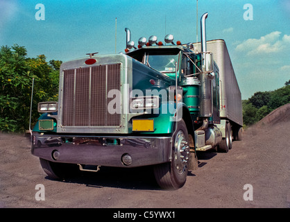 PITTSBURGH, PA - 18-ruota del camion & rimorchio dal Peterbilt su parcheggio Foto Stock