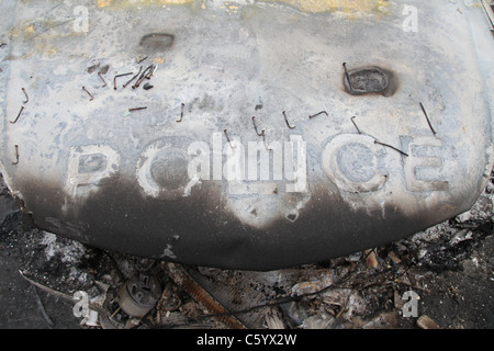 Auto della Polizia cofano motore bruciato dal fuoco Foto Stock