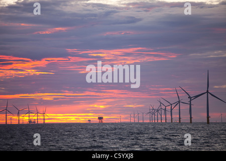 Tramonto sul Walney offshore wind farm, Cumbria, Regno Unito. Foto Stock