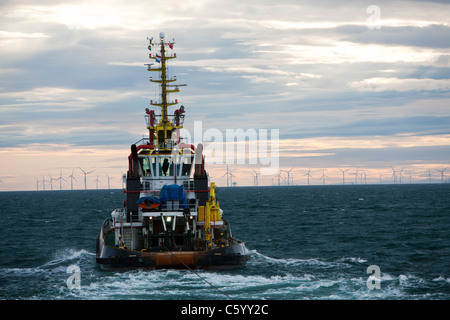 Un rimorchiatore di matasse di un jack up barge fuori per costruire il Walney offshore wind farm, Cumbria, Regno Unito. Foto Stock