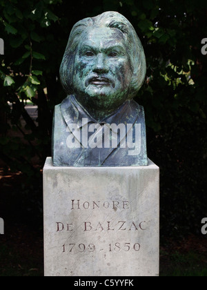 Busto di Honoré de Balzac in un parco di Vendome, Valle della Loira, Francia. de Balzac studiato in Vendome. Foto Stock