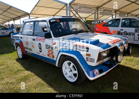 1985 Lada 2105 VFTS rally car nel paddock al 2011 Goodwood Festival of Speed, Sussex, Inghilterra, Regno Unito. Foto Stock