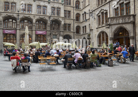 Persone presso il ristorante Ratskeller, presso il nuovo municipio di Monaco di Baviera, Germania Foto Stock