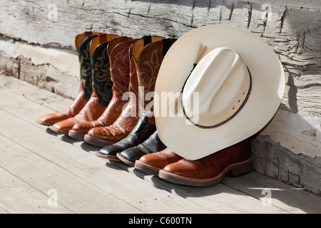 Stati Uniti d'America, Illinois, Metamora, Fila di stivali da cowboy e cappello da cowboy Foto Stock