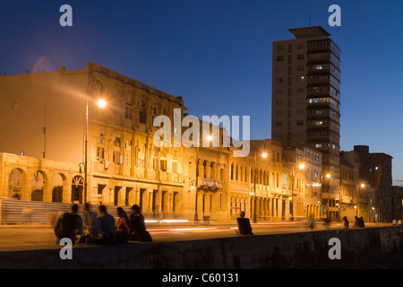 Il Malecon Promenade al tramonto, Havanna Cuba Foto Stock