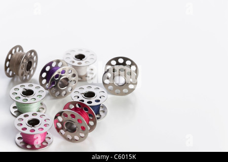 Studio shot di cucitura a macchina per bobine di filo colorato Foto Stock