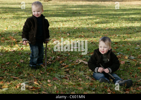 Twin boys nel parco Foto Stock