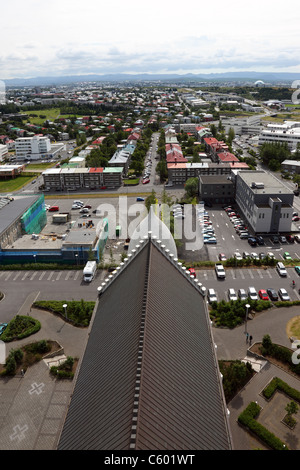 La città di Reykjavik dalla torre dell'Hallgrímskirkja (la chiesa islandese di Hallgrímur) a Reykjavik in Islanda Foto Stock