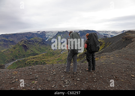 2 escursionisti e vista dalla cresta Kattarhryggir, Gooaland guardando verso il vulcano Katla coperto dal ghiacciaio Myrdalsjokull, Islanda Foto Stock