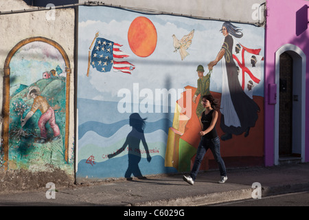 Scena di strada con la ragazza di sfondo dipinto murale, Italia Sardegna Foto Stock