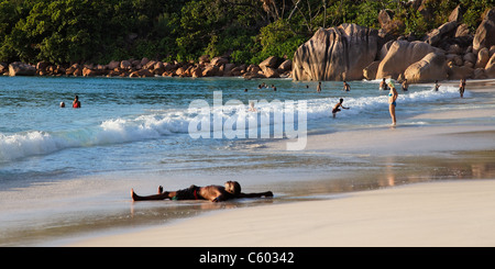A livello diviso, Anse Lazio, Baie Sainte Anne district, Isola di Praslin, Seychelles, Oceano indiano, Africa Foto Stock