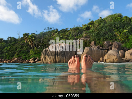 Womens piedi, a livello diviso, Anse Lazio, Baie Sainte Anne district, Isola di Praslin, Seychelles, Oceano indiano, Africa Foto Stock