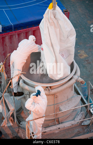 Specialista di miscelazione boiacca per fissare pezzi di turbine eoliche in posizione sul Walney offshore wind farm, UK. Foto Stock