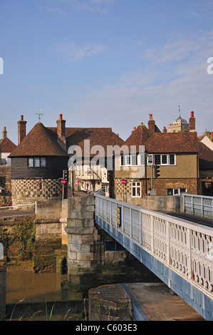 Il Barbican & ponte a pedaggio su fiume Stour, Sandwich, Kent, England, Regno Unito Foto Stock