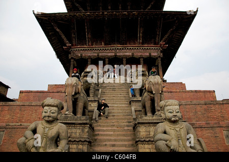 Le scale del tempio Nyatapola in Bhakatapur Foto Stock