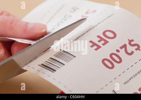 Mani il taglio del coupon Foto Stock