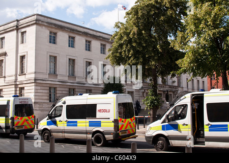 Gallese furgoni di polizia [Heddlu] a Londra, al di fuori di Hackney Municipio martedì 9 agosto a seguito delle sommosse del 8 agosto 2011. Foto Stock