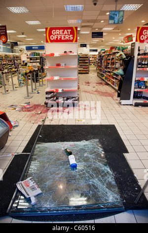 Postumi di Londra tumulti in Camden Town, saccheggiato supermercato Sainsbury's in Chalk Farm Road Foto Stock