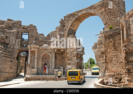 Side Turchia rovine Romane Arch archeologia della città Foto Stock