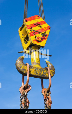 Gru industriali gancio sul cielo blu Foto Stock