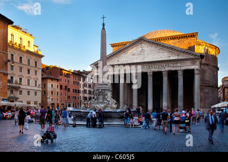 Impostazione sole sul Pantheon a Roma Lazio Italia Foto Stock