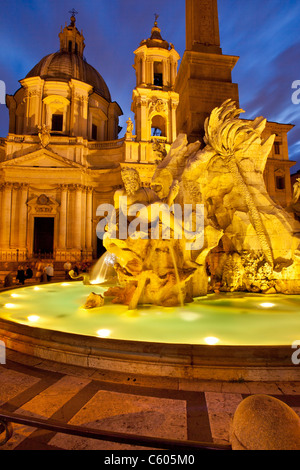 Crepuscolo in Piazza Navona con la Fontana dei quattro fiumi del Bernini e la Chiesa di Sant'Agnese oltre, Roma Italia Foto Stock