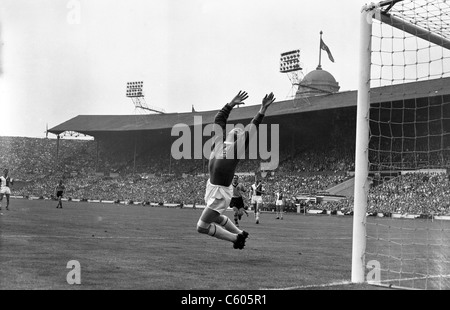 1960 Finale di FA Cup Blackburn Rovers v Wolverhampton Wanderers a Wembley 7/5/60 Harry Leyland rende un salvataggio per Rover Foto Stock