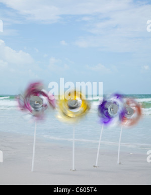 Stati Uniti d'America, Florida, St. Pete Beach, Fila di pinwheels sulla spiaggia Foto Stock