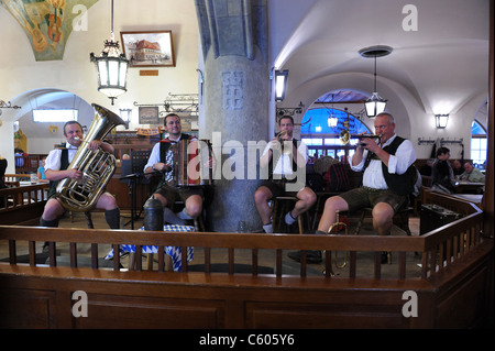 Banda Oompha in Hofbrauhaus Monaco di Baviera Baviera Germania Munchen Deutschland Foto Stock