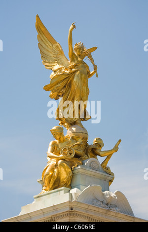 Angelo della Vittoria e allegate figure sulla sommità del memoriale della Victoria Londra Foto Stock