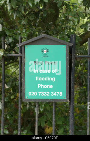 London Parliament Hill Hampstead Heath Bird Pond firmare in caso di allagamento telefono , o forse eseguire ? Divertente segno ringhiere metalliche tree alberi cespugli Foto Stock