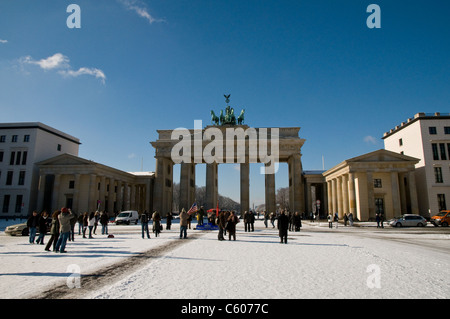 Porta di Brandeburgo visto dal viale Unter den Linden e Pariser Platz, Berlin Germania Foto Stock