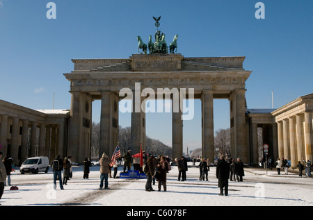 Porta di Brandeburgo visto dal viale Unter den Linden e Pariser Platz, Berlin Germania Foto Stock