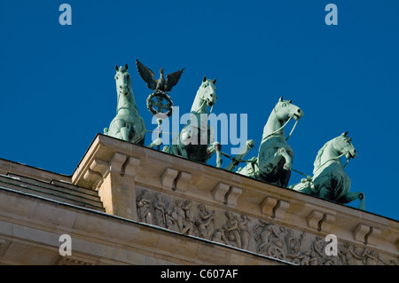 Cerca fino alla Porta di Brandeburgo da Pariser Platz e il viale Unter den Linden, Berlino, Germania Foto Stock