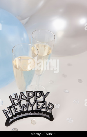 Stati Uniti d'America, Illinois, Metamora, Champagne flauti con palloncini e Capodanno decorazioni Foto Stock