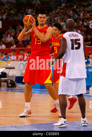 YAO MING & EDUARDO MINGAS ANGOLA V Cina lo stadio olimpico di Pechino CINA 14 Agosto 2008 Foto Stock