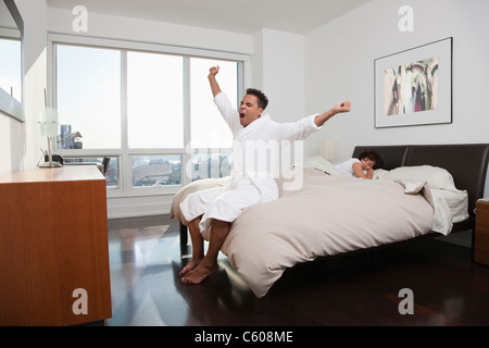 Stati Uniti d'America, New York City, l'uomo lo stiro in camera da letto Foto Stock