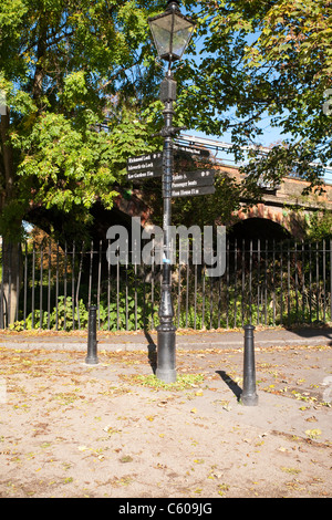 Segnaletica direzionale sul percorso del Tamigi a Richmond sul Tamigi, Surrey, Regno Unito Foto Stock