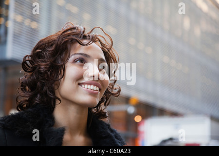 Stati Uniti d'America, New York New York City, ritratto di donna sorridente su strada Foto Stock