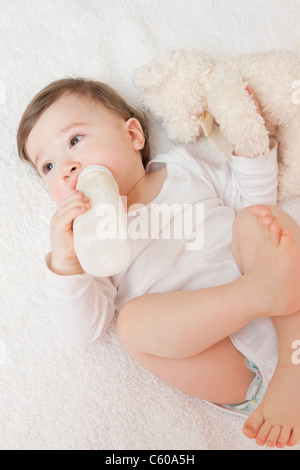 Stati Uniti d'America, Illinois, Metamora, baby boy (12-17 mesi) bere latte dalla bottiglia Foto Stock