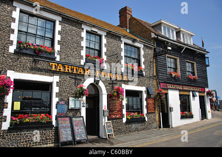 Tartar Frigate Pub on Quay, Broadstairs, Thanet District, Kent, Inghilterra, Regno Unito Foto Stock