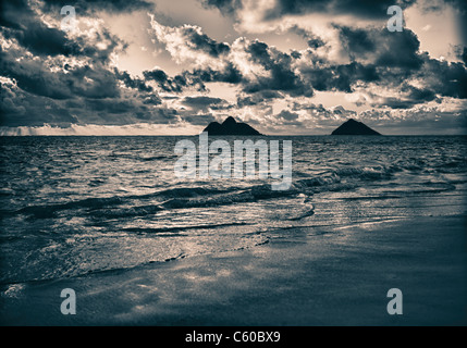 Paesaggio di sunrise a Lanikai Beach, B&W immagine, nuvole drammatico, Mokulua isole a distanza Foto Stock