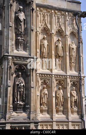 Statue intagliate dal portico sud, Canterbury Cathedral, Canterbury, città di Canterbury, nel Kent, England, Regno Unito Foto Stock