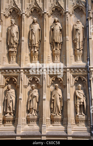 Statue intagliate dal portico sud, Canterbury Cathedral, Canterbury, città di Canterbury, nel Kent, England, Regno Unito Foto Stock