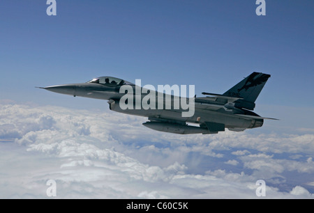 F-16 vola su California Foto Stock