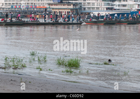 I turisti fanno la loro strada attraverso la parzialmente essiccato fino il letto del fiume per navi da crociera Foto Stock