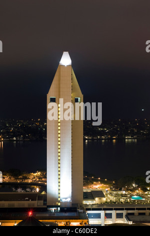 Il Manchester Grand Hyatt Hotel conformato a piramide è visto a notte nel centro cittadino di San Diego, California. © Craig M. Eisenberg Foto Stock