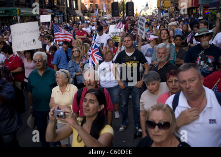 Migliaia di persone di ascoltare gli oratori che protestavano Ground Zero moschea il 11 Settembre 2010 New York City. © Craig M. Eisenberg Foto Stock